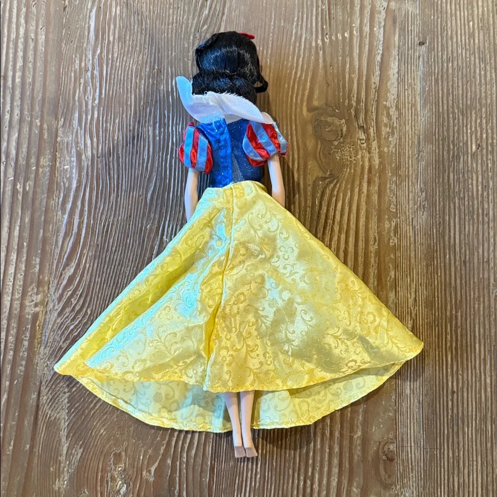 Disney Snow White dress / purse / crown and Barbie size M 7/8 - Picture 3 of 9